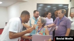 Ricardo Roberto Figueredo Arce durante un acto de premiación por su labor como defensor del régimen cubano.