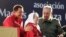 Hebe de Bonafini junto a Fidel Castro y Hugo Chávez, durante una manifestación en Córdoba, Argentina, en julio de 2006. (REUTERS/Andres Stapff)