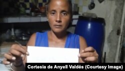 Anyell Valdés mostrando la citación policial.