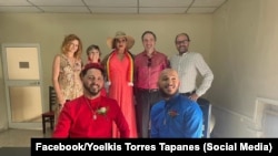 El embajador de Suiza en Cuba, Mauro Reina (al fondo, 2do de der. a izq.), fue testigo de la unión entre Yoelkis Torres Tápanes e Israel Fonseca Leyva. (Foto: Facebook/Yoelkis Torres Tapanes)