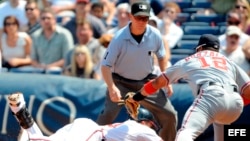 Foto de archivo. El segunda base de los Bravos de Atlanta, Martín Prado (i) es tocado por el primera base de los Nacionales de Washington, Alberto Gonzalez (d) ante la mirada del árbitro Jerry Meals.