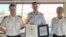 La tripulación del Bow Summer recibe un certificado de la Guardia Costera de EEUU por colaborar en el rescate de los balseros cubanos. (Foto: Facebook Odfjell SE)