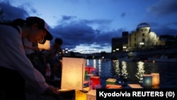 Residentes de Hiroshima recuerdan a las víctimas del bombardeo atómico a la ciudad, el 6 de agosto de 1945. (Foto: Kyodo/via REUTERS)