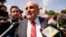 Rudy Giuliani habla a la prensa frente a la cárcel Fulton County, en Atlanta, Georgia, el 23 de agosto pasado. (AP/Brynn Anderson)
