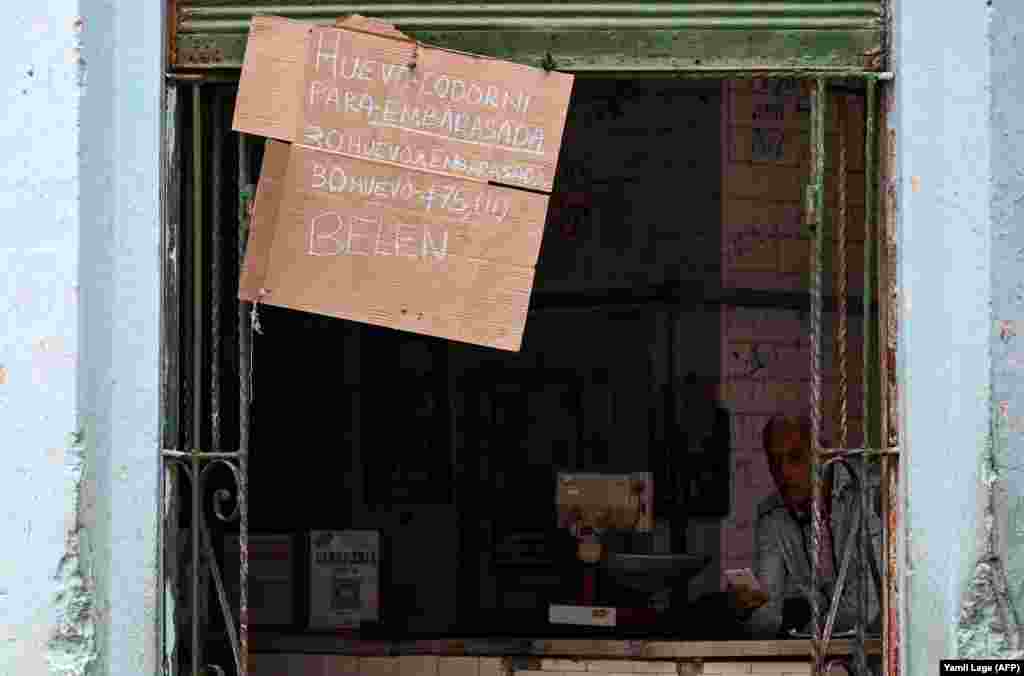 Un cartel con el precio de los huevos se ve en una tienda de La Habana el 20 de diciembre de 2023. 