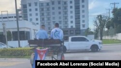 Cubanos en carretón de caballo, en un McDonald's de Hialeah. (Captura de video/Facebook Abel Lorenzo)