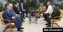 Raúl Castro recibe a Nikolai Patrushev, la mano derecha de Vladimir Putin, junto a la delegación rusa que lo acompaña en su visita a Cuba. (Captura de foto publicada por Cubadebate)