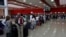 Viajeros en el Aeropuerto Internacional “José Martí” en La Habana. (REUTERS/Stringer)