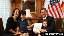 La jueza Meredith Sasso y el gobernador de la Florida, Ron DeSantis. Foto tomada del comunicado emitido por la oficina del gobernador DeSantis.