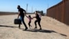 Una familia de migrantes cubanos se apresura a cruzar la frontera en Yuma, Arizona, en mayo de 2021. (Ringo Chiu/ AFP)