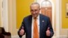 El líder de la mayoría en el Congreso, el demócrata por New York Chuck Schumer, celebra el acuerdo de último minuto que evitó un cierre del gobierno. (AP/Andrew Harnik)