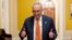El líder de la mayoría en el Congreso, el demócrata por New York Chuck Schumer, celebra el acuerdo de último minuto que evitó un cierre del gobierno. (AP/Andrew Harnik)