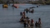 Migrantes ingresan de forma irregular por Eagle Pass, Texas, el 27 de julio de 2023. (REUTERS/Adrees Latif/Archivo)