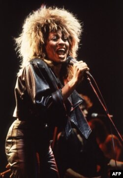 La cantante estadounidense Tina Turner se presenta en el escenario de Wembley en Londres en marzo de 1985. (Foto de PA / AFP)