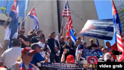 Cubanos protestaron en Tampa el 1 de abril de 2023.