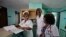 FOTO ARCHIVO. Un médico (derecha) habla con el personal del principal hospital de cardiología de La Habana, el 19 de octubre de 2012. REUTERS/Desmond Boylan 