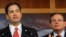 Foto Archivo. Los senadores Robert ´Bob´ Menendez (D-NJ) (R) y Marco Rubio en conferencia de prensa. (REUTERS/Gary Cameron).