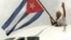 Richard Branson agita una bandera cubana a su arribo al aeropuerto José Martí, en La Habana, en junio de 2005, para el lanzamiento del servicio aéreo de su compañía Virgin Atlantic entre Gran Bretaña y la isla. (Luis Acosta/AFP)