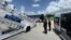 Un grupo de cubanos desciende del avión en el cuarto vuelo de deportación desde EEUU. 