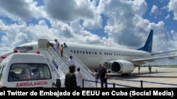Cubanos repatriados descienden del sexto vuelo de deportación desde Estados Unidos