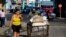Un hombre empuja una carretilla con sacos de alimentos por una calle de La Habana. (Yamil Lage/AFP)