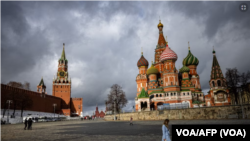 Una mujer camina frente al Kremlin, en la plaza Roja, en el centro de Moscú, el 22 de febrero de 2022.