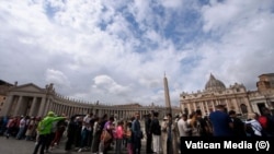 Cientos de fieles congregados en la Plaza de San Pedro para dar el último adiós al papa Francisco. (Vatican Media)