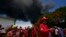 Miembros de la Cruz Roja de Cuba que laboraron en el incendio en la Base de Supertanqueros de Matanzas. (AP/Ramon Espinosa)