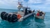 Guardacostas estadounidenses detienen a una embarcación r´sutica cerca de Marquesas Keys, en el sur de la Florida. (Foto: @USCGSoutheast)