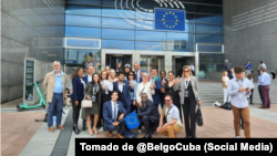 Cubanos ante la sede del Parlamento Europeo en Bruselas, Bélgica.