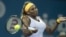 La tenista estadounidense Serena Williams devuelve la bola a la rusa Maria sharapova durante el partido que enfrentó a ambas en el torneo de Brisbane (Australia) hoy, viernes 3 de enero de 2014.