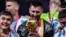 Lionel Messi sostiene la copa, largamente acariciada, tras ganar junto a la selección de Argentina la final del mundial de fútbol, en Lusail, Qatar. (AP Photo/Manu Fernandez)
