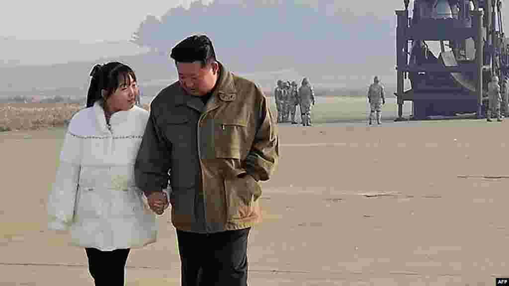 Kim Jong Un y su hija inspeccionan el nuevo misil balístico intercontinental "Hwasong Gun 17", en el Aeropuerto Internacionald e Pyongyang. (Foto: KCNA VIA KNS / AFP)