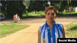 La Dama de Blanco Saylí Navarro.