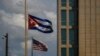 Una bandera cubana junto a una estadounidense fuera de la Embajada de Estados Unidos en La Habana. (AP/Ramón Espinosa, Archivo)