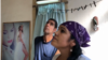 La pareja contempla el techo de su apartamento en La Habana Vieja y denuncia que teme morir con sus hijas por un derrumbe (Foto: Cortesía Elizabeth Valdés).