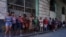 Varias personas hacen fila en un mercado de La Habana para adquirir alimentos, el 3 de octubre. (REUTERS/Alexandre Meneghini)
