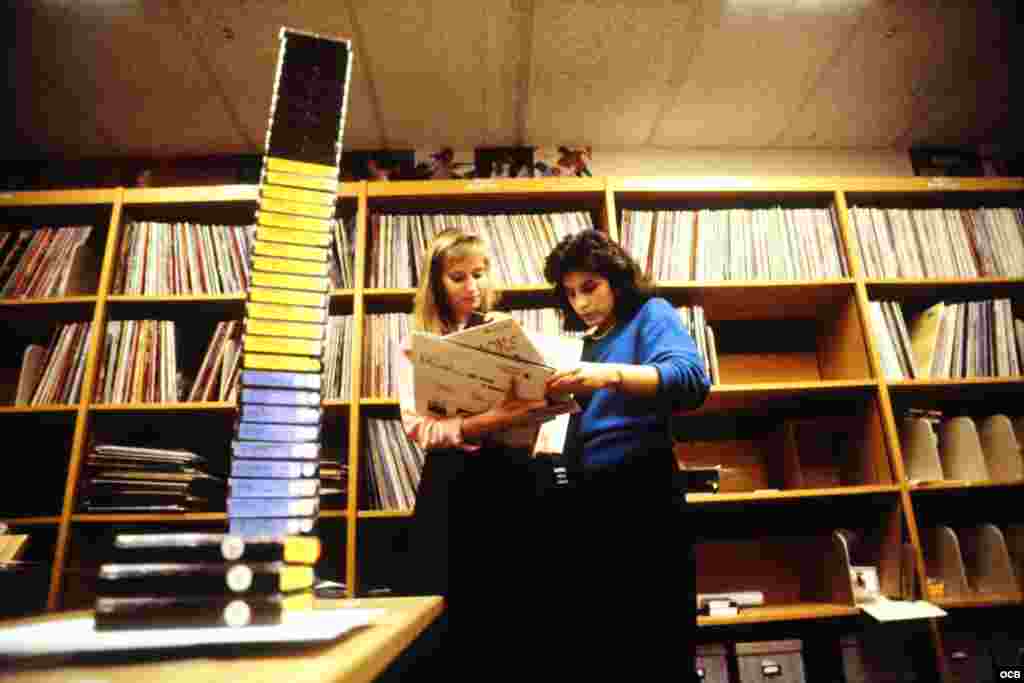 Elise Wilson y Rose Vitullo en la biblioteca de música de Radio Martí, en Washington D.C.