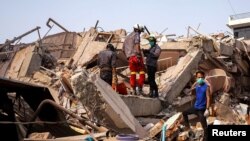 Rescatistas buscan entre los escombros en la localidad de Mandalay, en Myanmar, tras el terremoto que sacudió el país asiático el viernes. (REUTERS/Stringer)