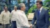 Fotografía de la reunión entre Raúl Castro y el entonces presidente de Galicia, Alberto Núñez Feijóo. (Estudios Revolución vía EFE)