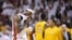 LeBron James abandona la cancha en el cuarto juego contra Los Pacers de Indiana.