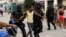 Fuerzas especiales arrestan a un joven luego de una manifestación contra el gobierno de Miguel Díaz-Canel en el municipio de Arroyo Naranjo, La Habana el 12 de julio de 2021. 