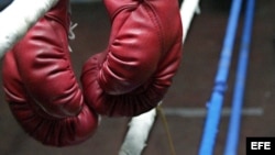 Foto de archivo de guantes de boxeo.