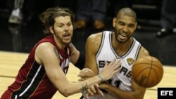 El jugador de los Spurs Tim Duncan (d) disputa una bola ante Mike Miller (i) de los Heat , durante el partido de las Finales de la NBA que se disputa en el AT&T Center de San Antonio, Texas, EE.UU.