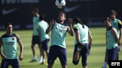 Los jugadores del FC Barcelona Neymar (c), Alexis (i) y Messi (d), durante el entrenamiento que ha realizado hoy el equipo en la ciudad deportiva Joan Gamper. 