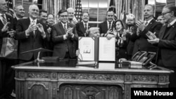 El presidente Donald Trump firmó la ley que pone fin al cierre del gobierno.