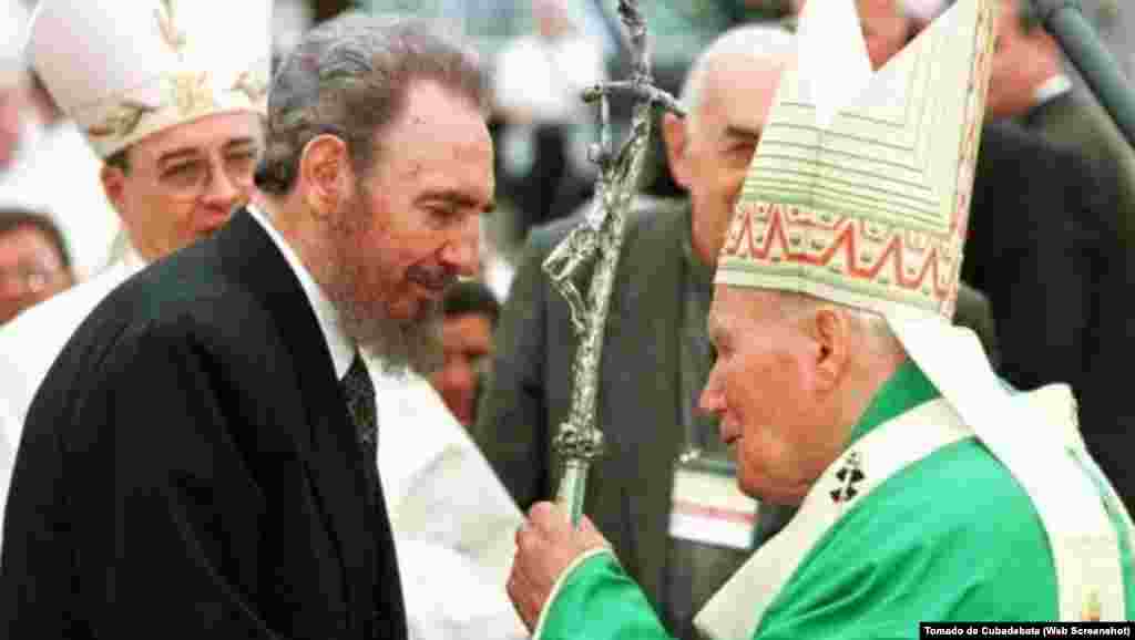 Fidel Castro y el Papa Juan Pablo II durante la visita del Pontífice a Cuba en 1998. Radio Martí dio amplia cobertura a la primera visita de un Papa a Cuba, el único país comunista del continente.