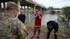 Migrantes cubanos interceptados por agentes de la Guardia Nacional estadounidense tras cruzar a nado el Río Bravo, en Eagle Pass, Texas. (AP/Dario Lopez-Mills)