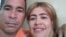 El pastor cubano Lorenzo Rosales Fajardo junto a su esposa, Marilidegnis Carballo.