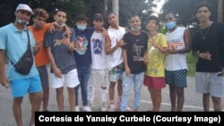 Algunos de los manifestantes del 11J, excarcelados el 27 de mayo de 2022, han sido regresados a prisión. En la foto posan en el momento de su liberación. 